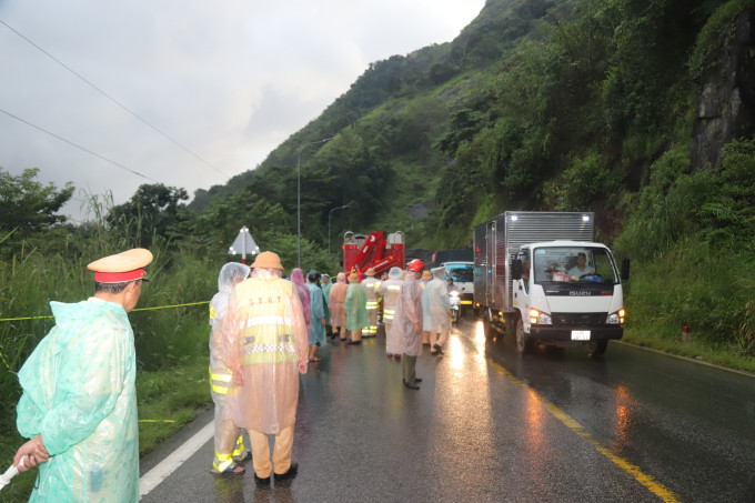 Lực lượng chức năng tiếp tục công tác xác minh nguyên nhân xảy ra tai nạn. Ảnh: VOV.