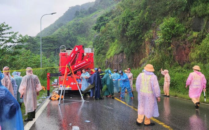 Hàng chục cán bộ chiến sĩ sử dụng xe cẩu, cáng và dây kéo chuyên dụng tiếp cận hiện trường để đưa các nạn nhân lên khỏi vực sâu. Ảnh: Báo Lâm Đồng.