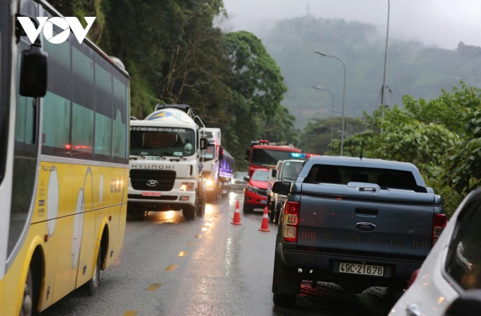 Giao thông ùn tắc tại nơi xảy ra tai nạn. Ảnh: VOV.
