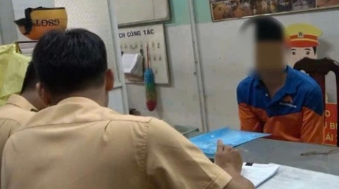 Sau đó, người đàn ông bị xử phạt và tạm giữ phương tiện.