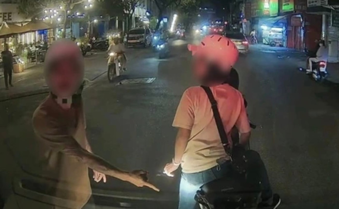 Người đàn ông có hành động chặn đầu xe cấp cứu. (Ảnh: Cắt từ clip)