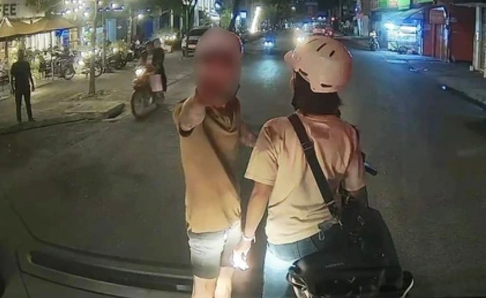 Người đàn ông có hành động chặn đầu xe cấp cứu. (Ảnh: Cắt từ clip)