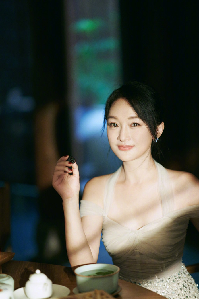 Châu tấn gặp sóng gió vì chỉ quyên góp 300 NDT (khoảng hơn 1 triệu đồng) để làm từ thiện.