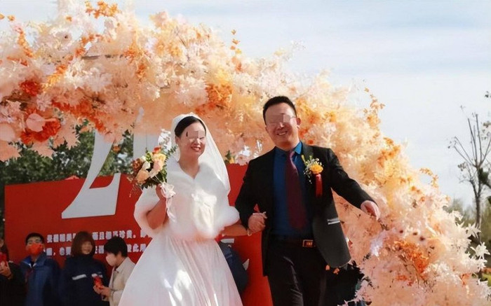 Mẹ nhặt rác đến dự đám cưới của con trai, thông gia vừa thấy bất ngờ quỳ xuống Ảnh 2