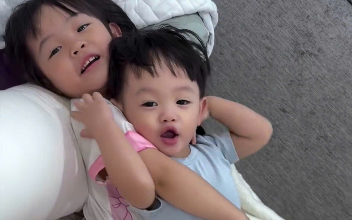 Ái nữ nhà Cường Đô La ra dáng chị ba mẫu mực, chăm em cực khéo Ảnh 2