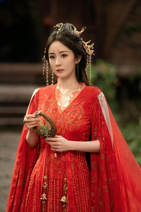 Hồ Yêu Tiểu Hồng Nương: Nguyệt Hồng Thiên là tác phẩm được trông chờ vì là thế mạnh của Dương Mịch, tuy nhiên lại là bom xịt.