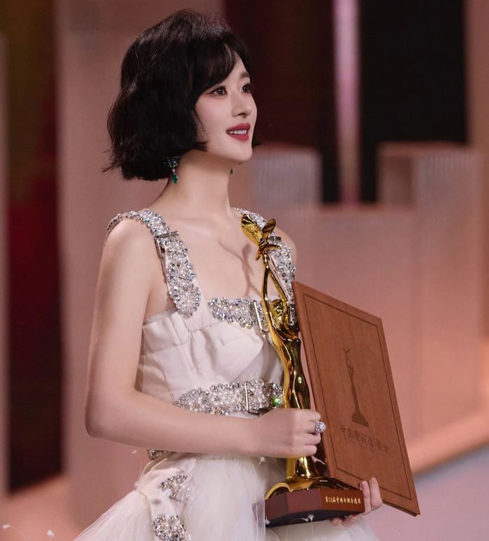 Triệu Lệ Dĩnh vừa chạm tay đến giải thưởng Nữ chính xuất sắc nhất ở giải Kim Ưng.