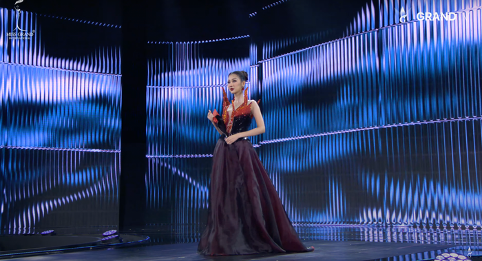 Hoa hậu Quế Anh 'lột đồ' trong phần trình diễn trang phục dạ hội.