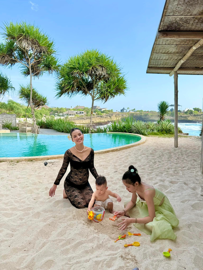 Bà xã Lý Bình phối thêm vòng cổ hình vỏ sò và bông hoa cài tóc tạo điểm nhấn cho tổng thể. 