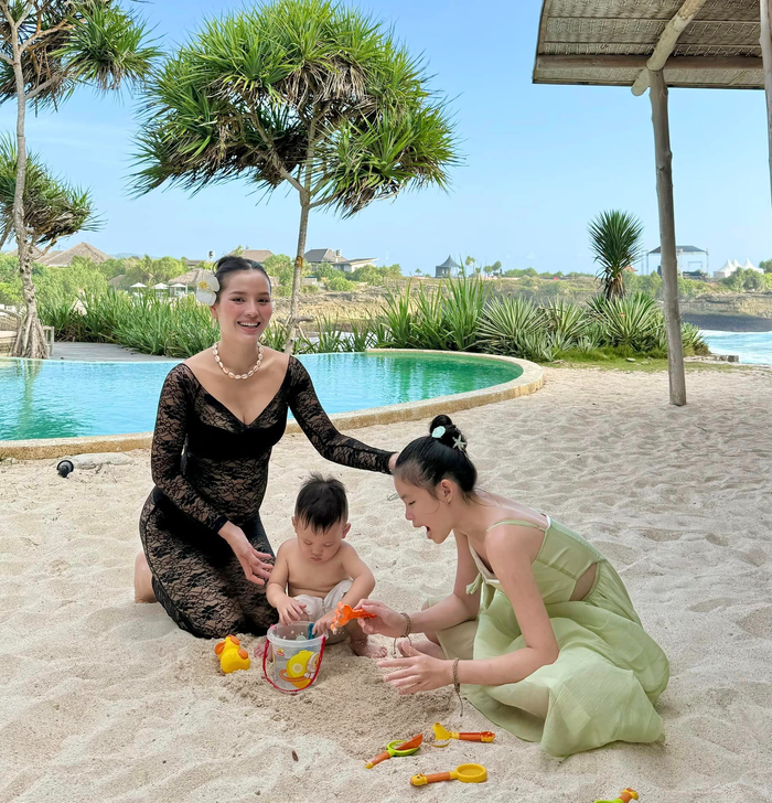 Ở tháng thai kỳ thứ 6, Phương Trinh Jolie chuyển đổi hoàn toàn phong cách đi biển. Cô nàng lăng xê kiểu mặc bikini hai mảnh kết hợp váy bó sát có độ xuyên thấu bên ngoài để vừa thể hiện đúng tinh thần đi biển, vừa không hớ hênh quá mức. 