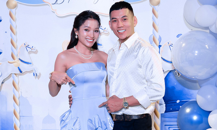'Khi biết kết quả, vợ chồng tôi sững người, không dám tin. Việc có thêm em bé nằm ngoài kế hoạch lẫn dự tính nên ban đầu chúng tôi hơi hoang mang', Phương Trinh Jolie nói. Song, cô và ông xã vẫn vui vẻ đón nhận và trân trọng sự hiện diện của thiên thần nhỏ. Phương Trinh đang mong chờ con sẽ ra đời suôn sẻ. 