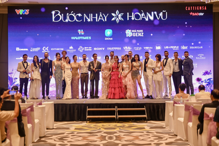 Dàn người chơi gồm nhiều ngôi sao Việt Nam - &nbsp;Hàn Quốc cùng các vũ công người Bulgaria tại họp báo Bước Nhảy Hoàn Vũ.&nbsp;