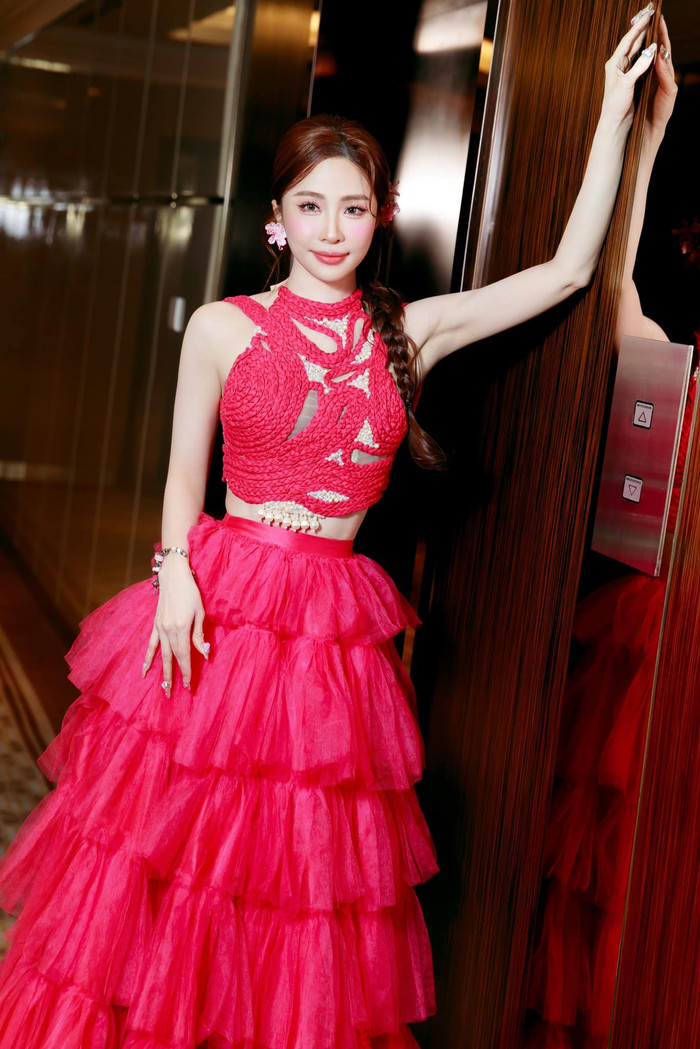 Quỳnh Nga khoe visual 'xinh như công chúa' tại họp báo Bước Nhảy Hoàn Vũ. 