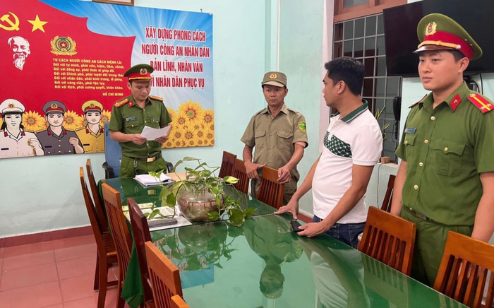 Công an TP Hội An đọc lệnh khởi tố bị can, bắt tạm giam đối với Dương Phú Việt.Ảnh: Công an Quảng Nam