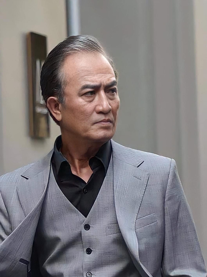 Vẻ ngoài khác lạ nhưng lịch lãm của Doãn Quốc Đam khi về già. 