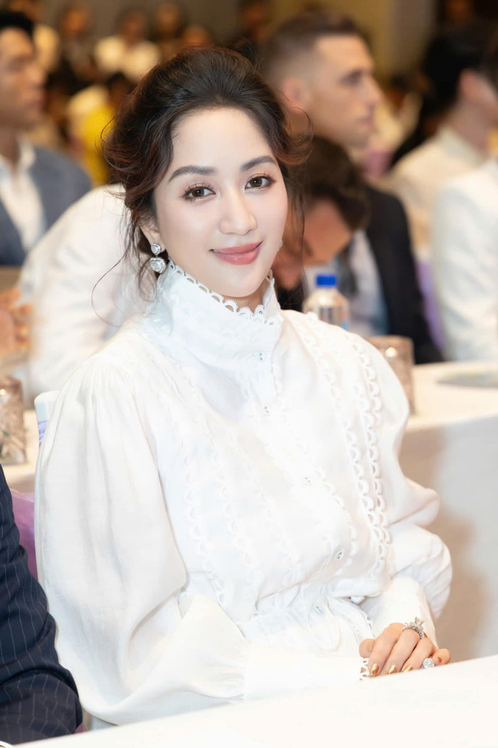 Nhan sắc xinh đẹp cùng thần thái rạng rỡ của Khánh Thi nhận được nhiều lời khen ngợi.