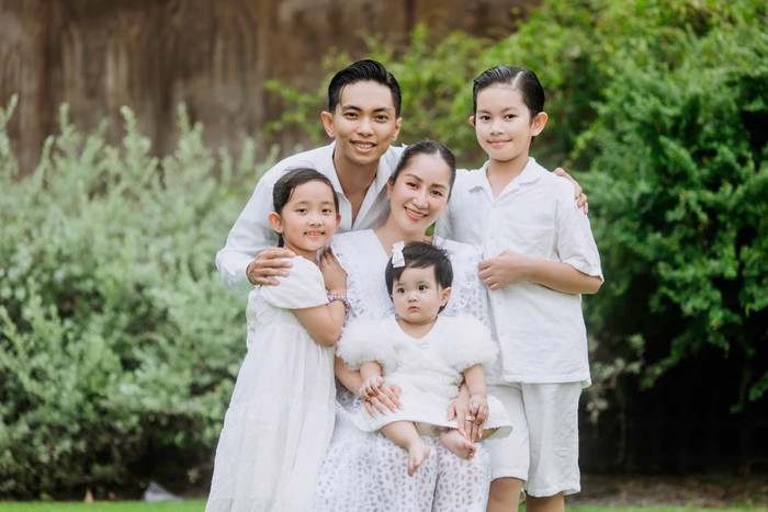 Tổ ấm hạnh phúc của Khánh Thi và Phan Hiển bên cạnh ba con sau 16 năm bên nhau.