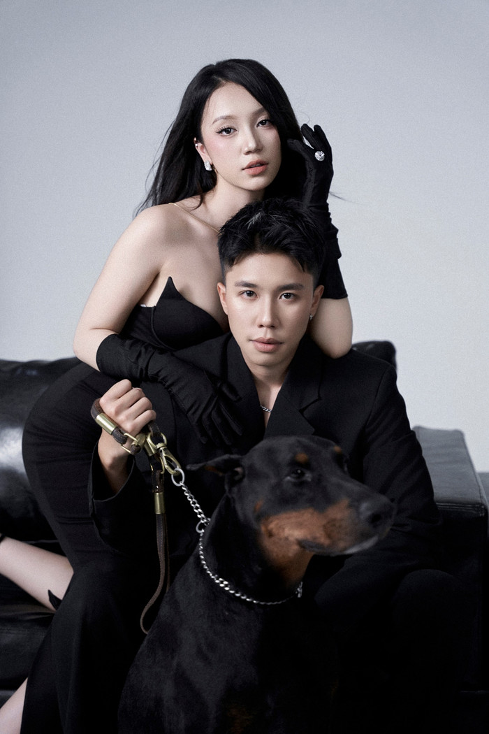 Cặp đôi Đi giữa trời rực rỡ tạo dáng thân mật trong bộ ảnh mới sau khi phim kết thúc. 