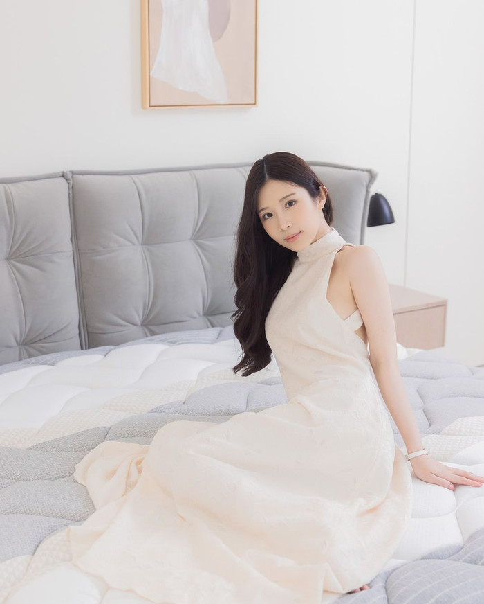 Sau những thị phi, Trịnh Gia Thuần thay đổi hình ảnh, chuộng những váy áo kín đáo, che vóc dáng.