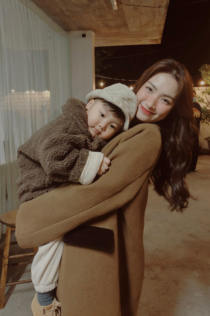Hoà Minzy dạy con cực khéo.