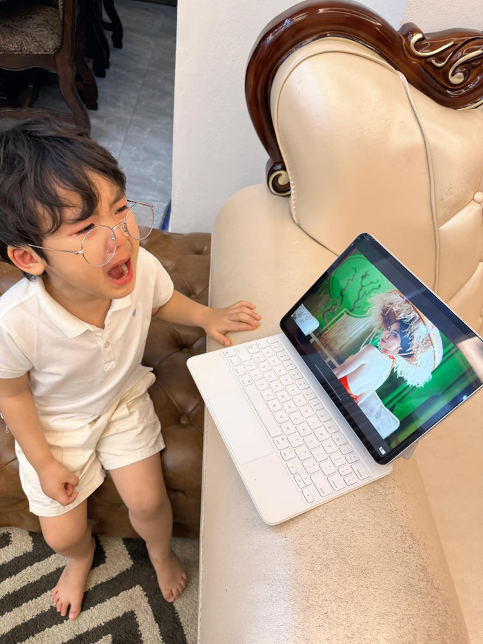 Đang ở độ tuổi khủng hoảng, Hoà Minzy thường xuyên thay đổi phương pháp dạy con.