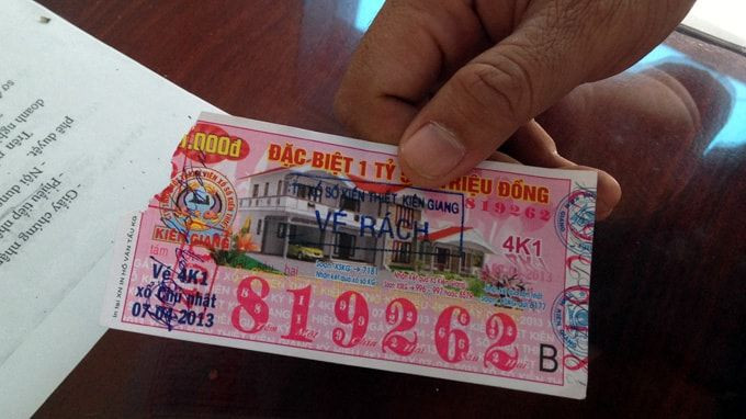 B. nhanh chóng quay trở về cuộc sống nghèo khó hơn trước.