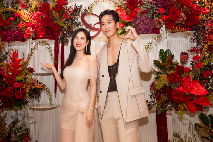 Cô nàng 'dính như sam' với Tuấn Trần.