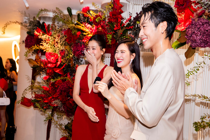 Phương Anh Đào đọ sắc với Tiểu Vy.