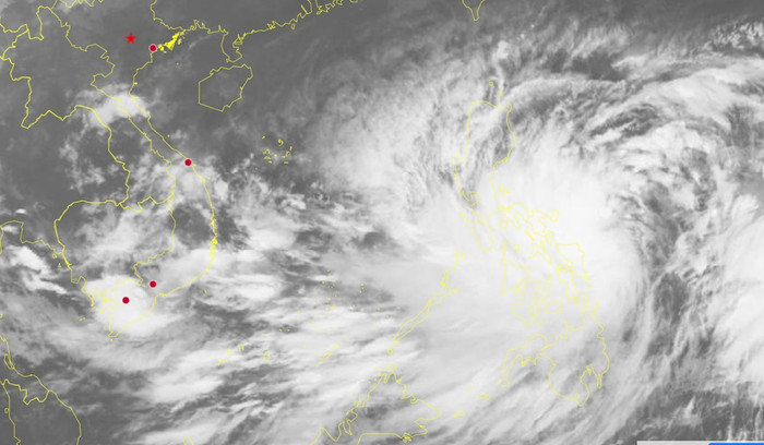 Bão Trà Mi đổ b khiến miền Trung và Nam bộ đón mưa lớn nguy hiểm.