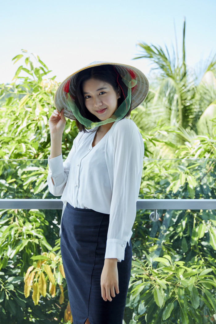 Cô nàng khoe món quà đặc biệt mà Hà An Huy tặng khi rời khỏi nhà chung là chiếc nón lá Việt Nam. 