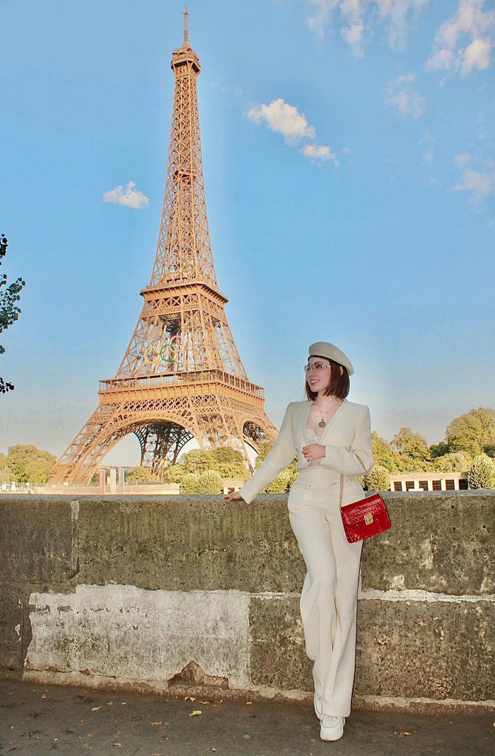 Cô đi du lịch nhiều nơi sang chảnh.