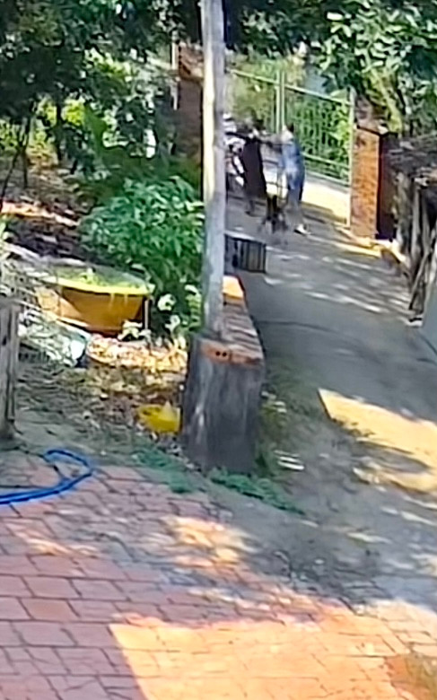 Sau đó, chủ nhà và tên trộm đã có màn rượt đuổi căng thẳng, thế nhưng sau một hồi giằng co, tên trộm vẫn tẩu thoát.