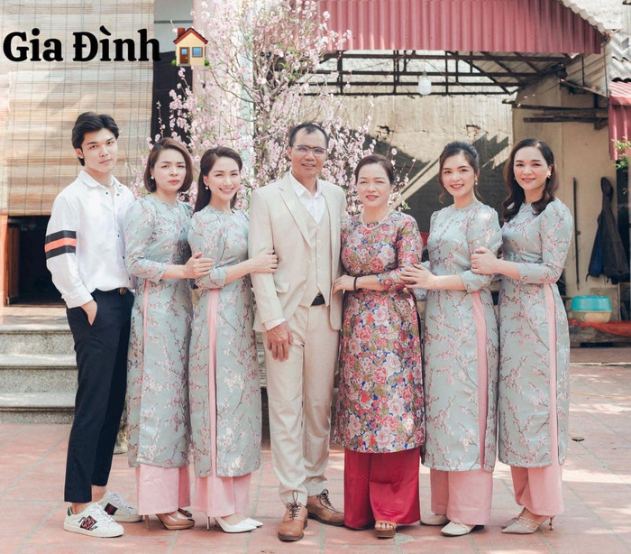 Gia đình với nhan sắc điểm 10 của Hòa Minzy.
