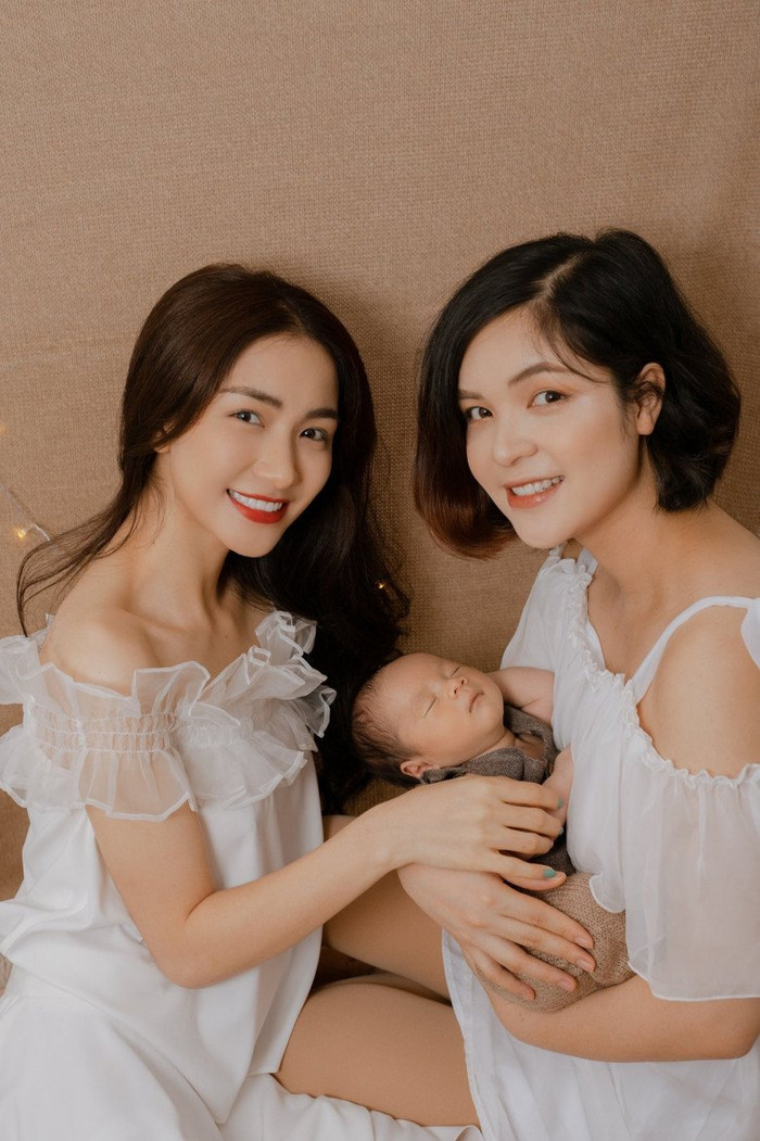 Hòa Minzy và chị gái Nguyễn Thị Hằng trông khá giống nhau.
