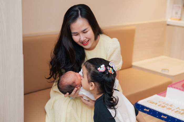 Moon vui sướng khi có thêm em.