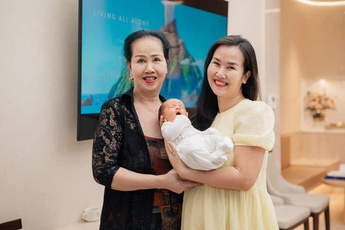 Mẹ ruột Võ Hạ Trâm trẻ trung, phúc hậu.