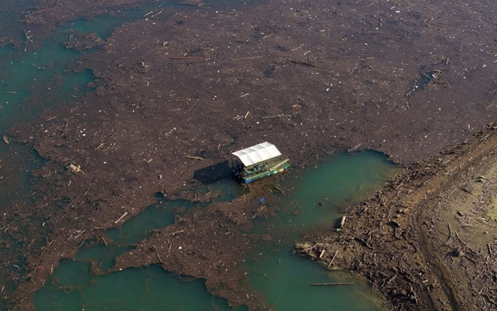 Hồ nước tuyệt đẹp biến thành bãi rác hoang tàn sau trận lũ lớn Ảnh 2