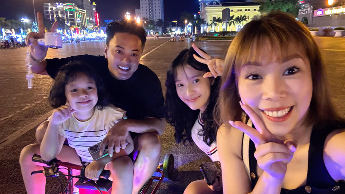 Vợ chồng Hồng Đăng đưa 2 con đi chơi vào thời gian rảnh.