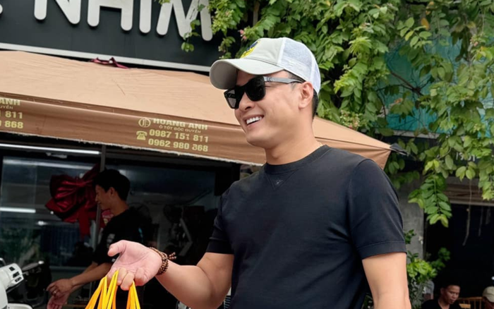 Hồng Đăng tích cực hỗ trợ công việc kinh doanh của vợ.