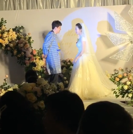 Chú rể đeo tạp dề cùng với tuyên bố:“Vì anh muốn cho em biết rằng anh lấy vợ chứ không phải lấy một người giúp việc”