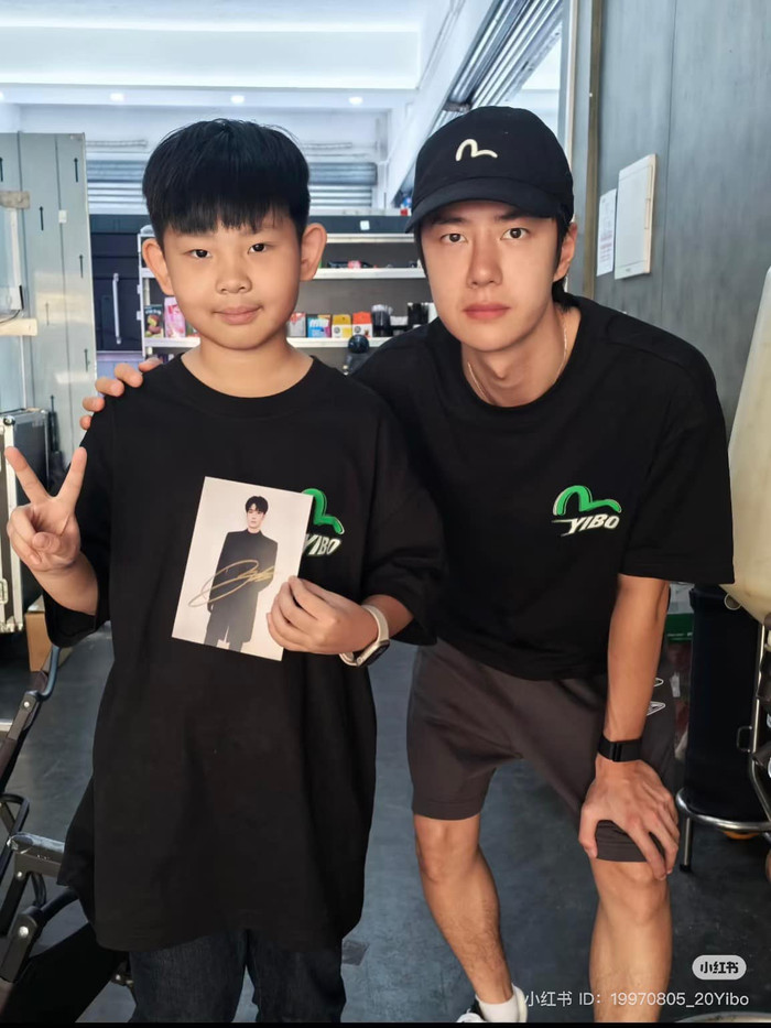 Vương Nhất Bác thân thiện, cúi người chụp ảnh cùng fan nhí.