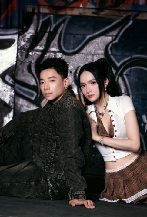 Hương Giang thân mật bên cạnh 'bạn trai tin đồn' Phú Cường, kém cô 12 tuổi, đang là người mẫu kiêm huấn luyện thể hình. 