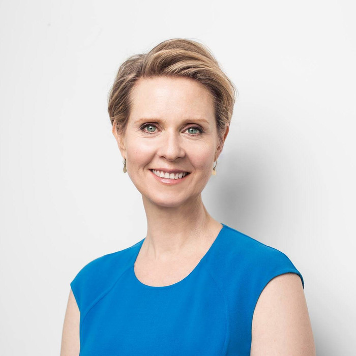 Cynthia Nixon sở hữu nhan sắc trẻ trung, làn da căng mượt