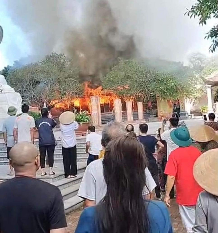 Nhiều người dân đến theo dõi vụ cháy - Ảnh MXH