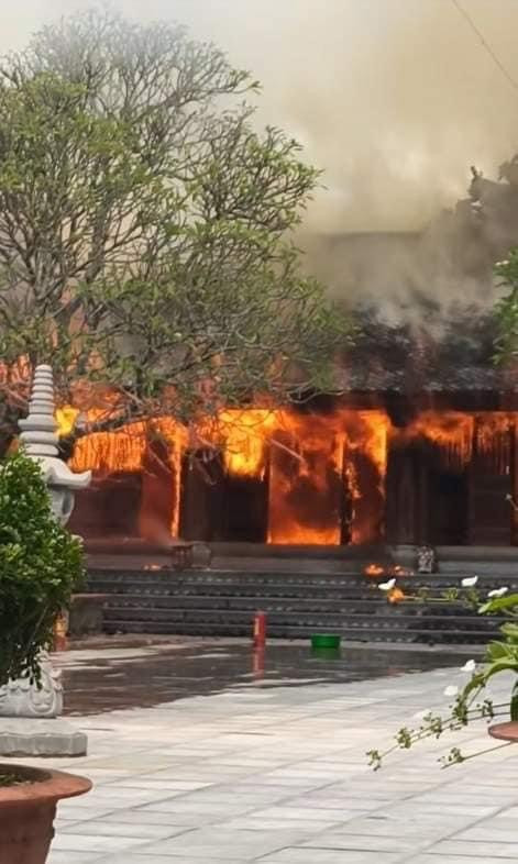 Ngôi chùa 800 năm tuổi thành tro sau vụ hỏa hoạn khiến người dân tiếc nuối.