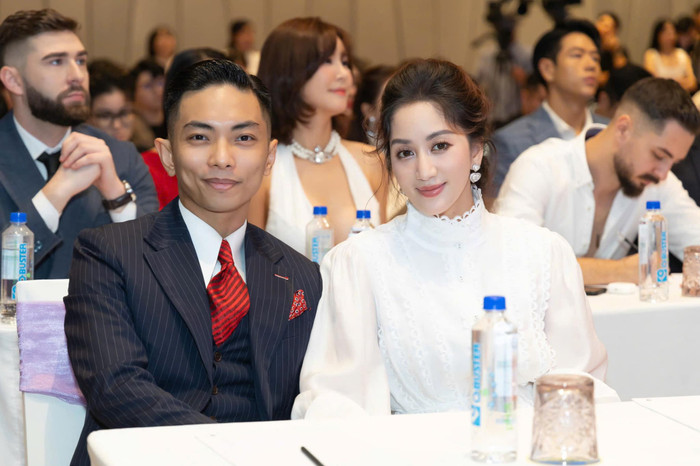 Showbiz 24h: Khánh Thi và Phan Hiển tại họp báo giới thiệu chương trình Bước nhảy hoàn vũ. Ảnh: FBNV