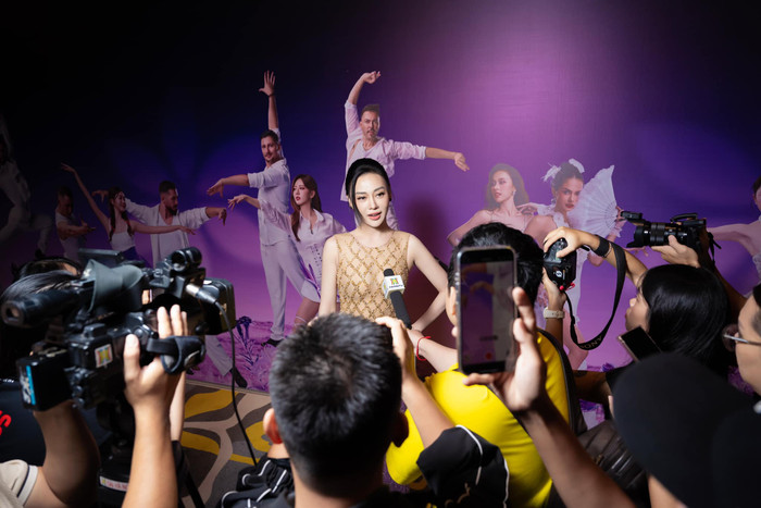 Showbiz 24h: Phương Oanh được 'săn đón' nồng nhiệt. Ảnh: Facebook Ngô Viết Đại Dương