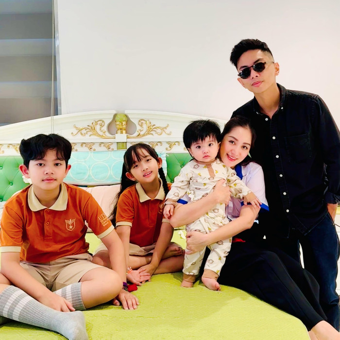 Khánh Thi và Phan Hiển vui vẻ chụp ảnh cùng các con. Ảnh: FBNV