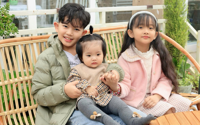 Khánh Thi - Phan Hiển cho các con đi du lịch, ba nhóc tỳ 'lên đồ' cực yêu Ảnh 2
