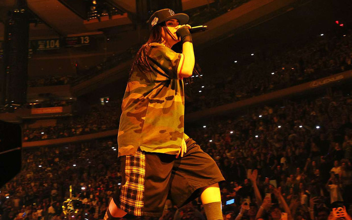 Billie Eilish lộ vết thương nghiêm trọng sau cú ngã cầu thang trên sân khấu Ảnh 2